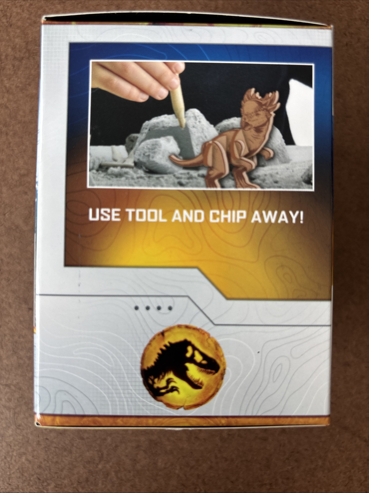 Jurassic World Dominion Dig & Discover Dino Includes Plaster Rock, Tool & Model