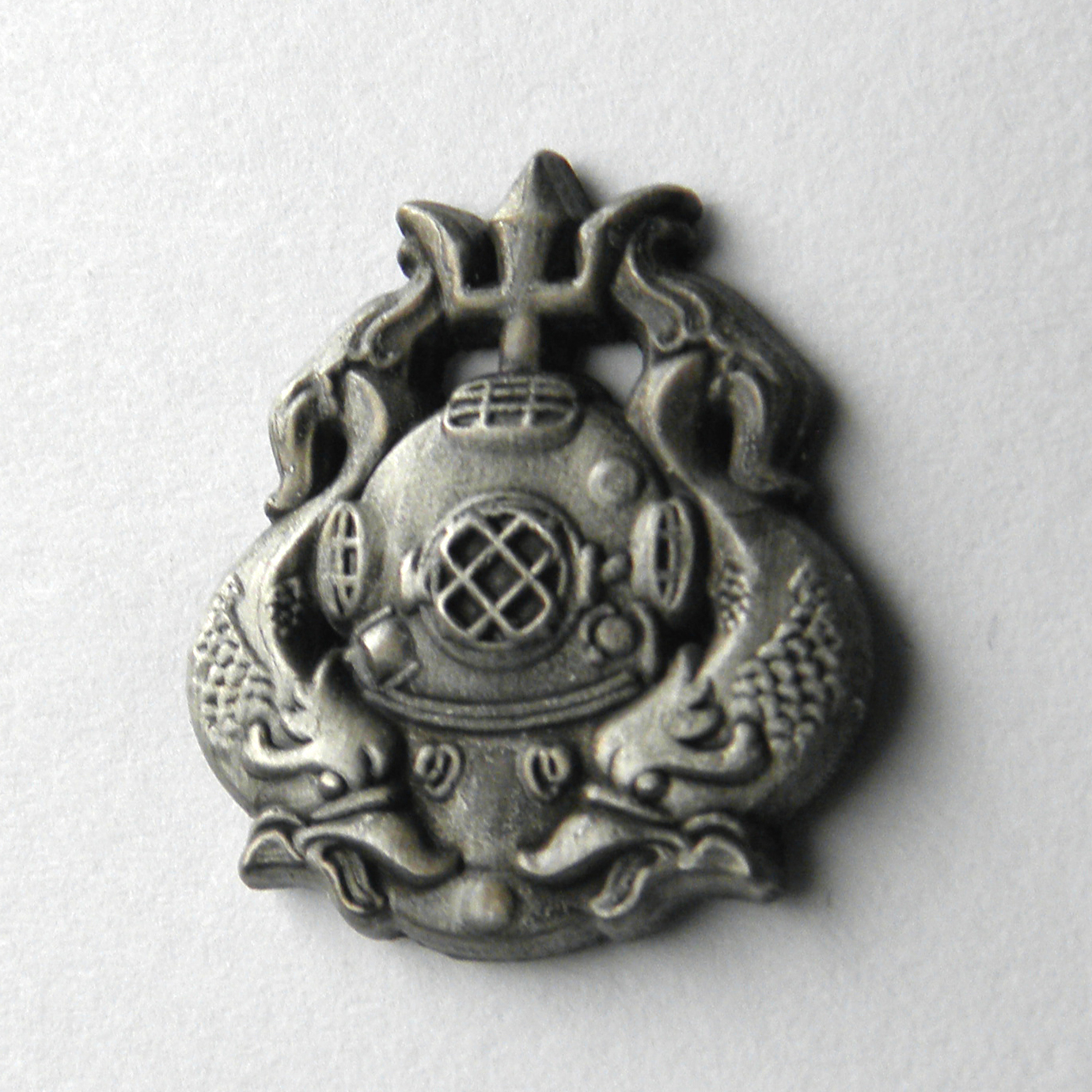 US ARMY DIVER DIVE MASTER HELMET PEWTER ZINC EMBLEM LOGO PIN BADGE 7/8 INCH
