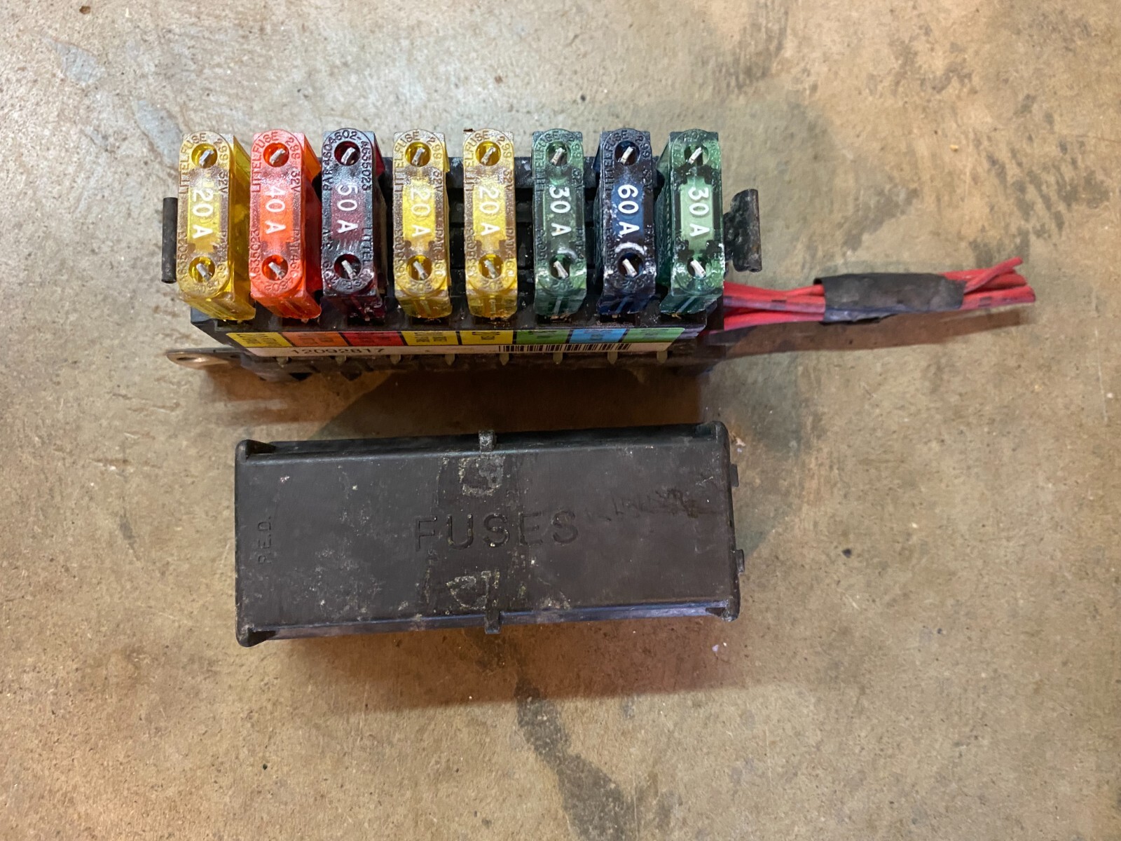 91 92 93 1992 CADILLAC DEVILLE UNDER HOOD SMALL FUSE BOX FUSES 12092817