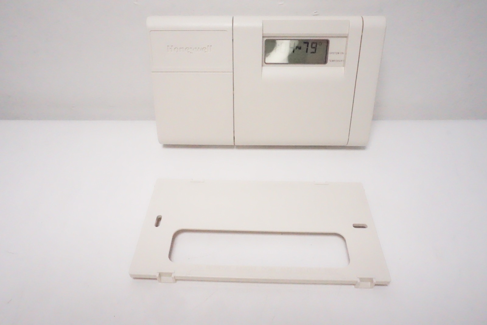 Thermostat Honeywell CT3200 5 and 2 day Programmable Beige Heat / Cold
