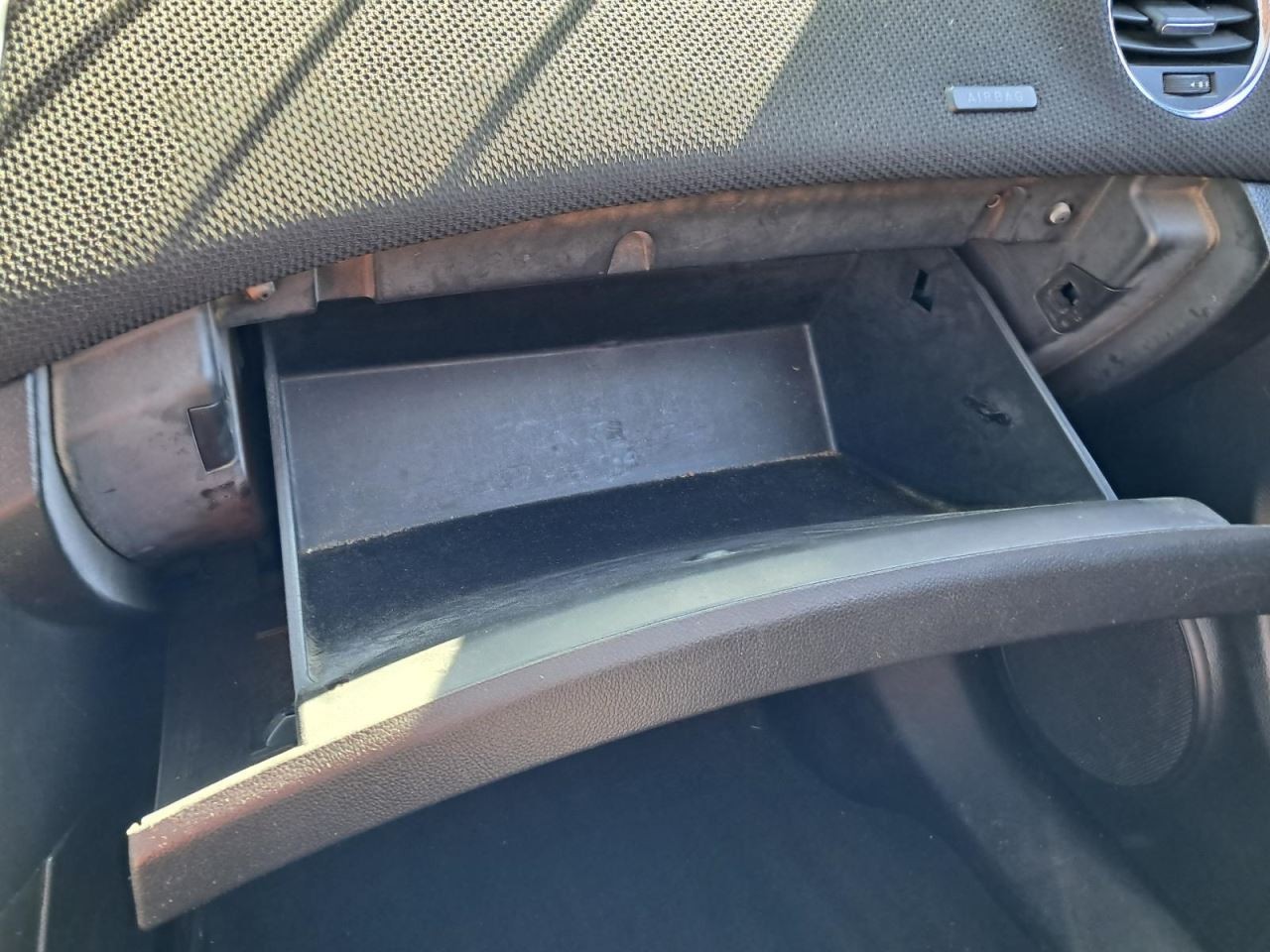 CRUZE     2016 Glove Box 4812930