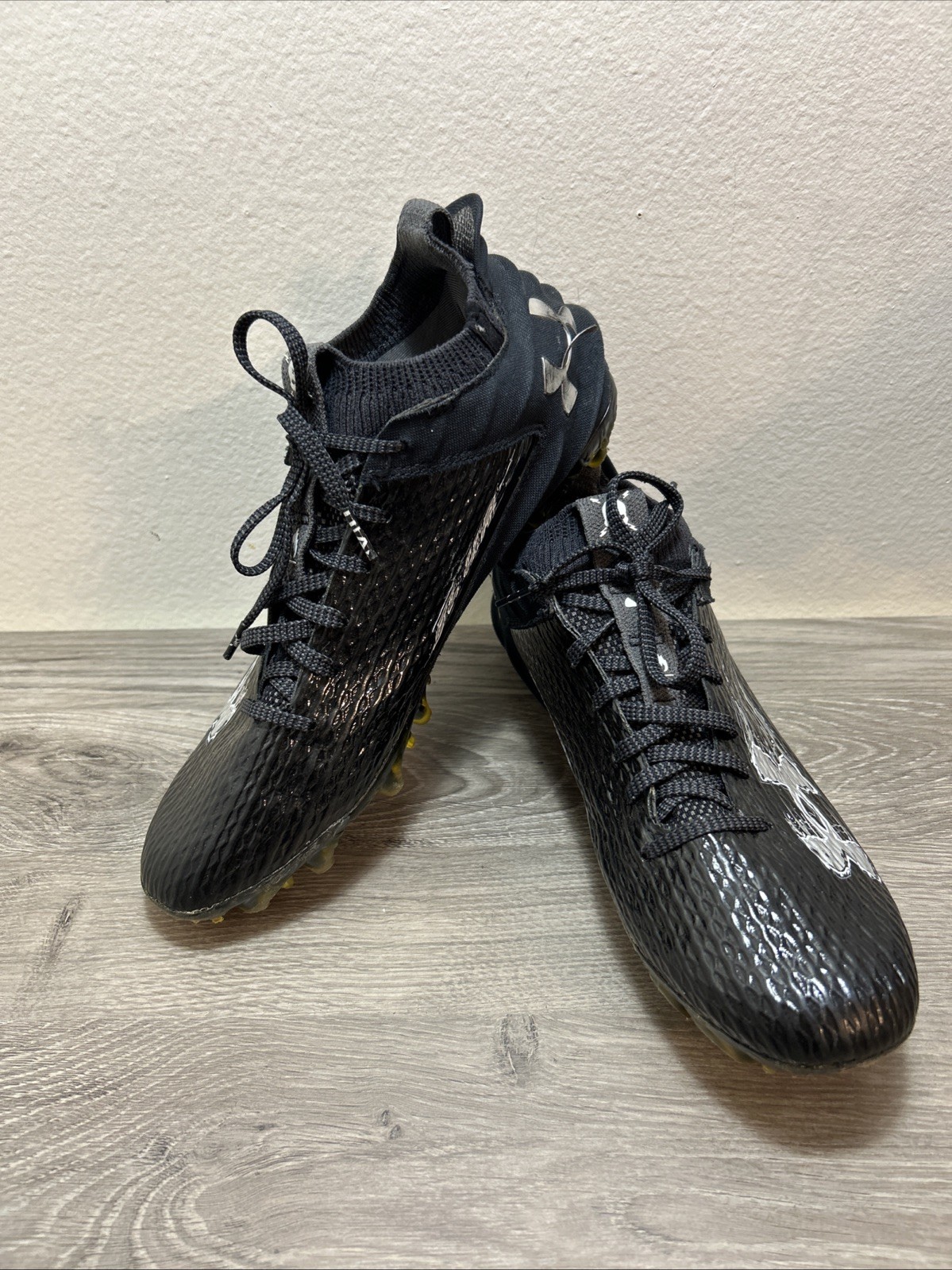 Under Armour Men’s Soccer Size 8 M US 41 EU Black Smoke Molded Cleat 3026330-003