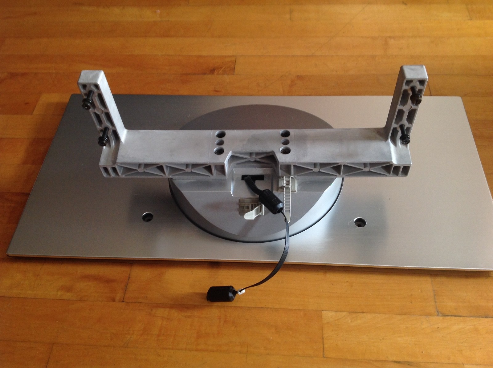 HITACHI LCD SILVER TV BASE STAND MODEL 32HDL51 WITH 4 SCREWS Included