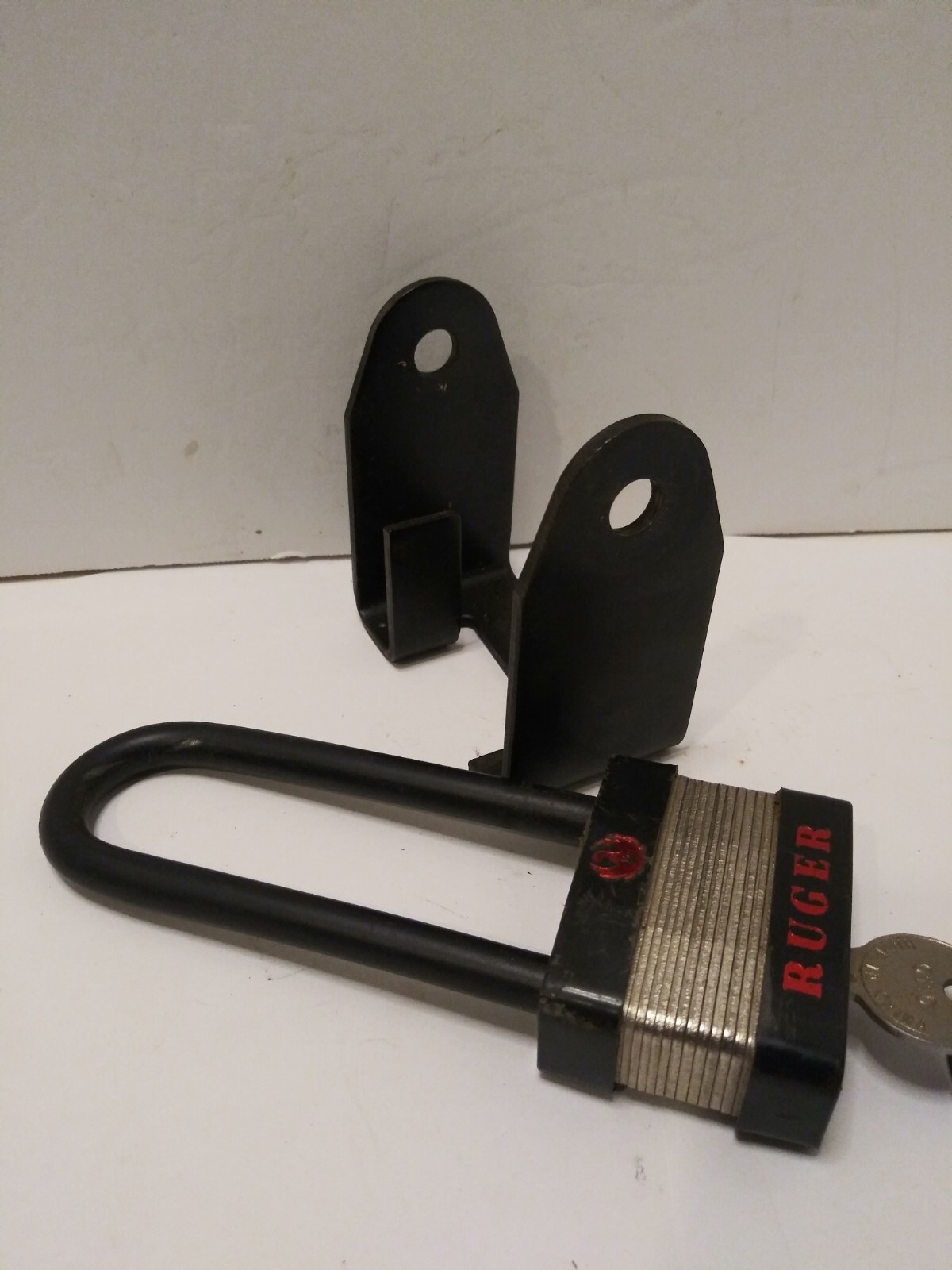 RUGER LOCK BRACKET W/ FIREARM PADLOCK with 1 KEY (T)...