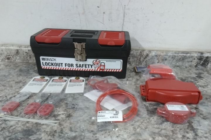 Brady 105957 6-1/2 In Max Hand Wheel Diameter Personal Valve Lockout Kit