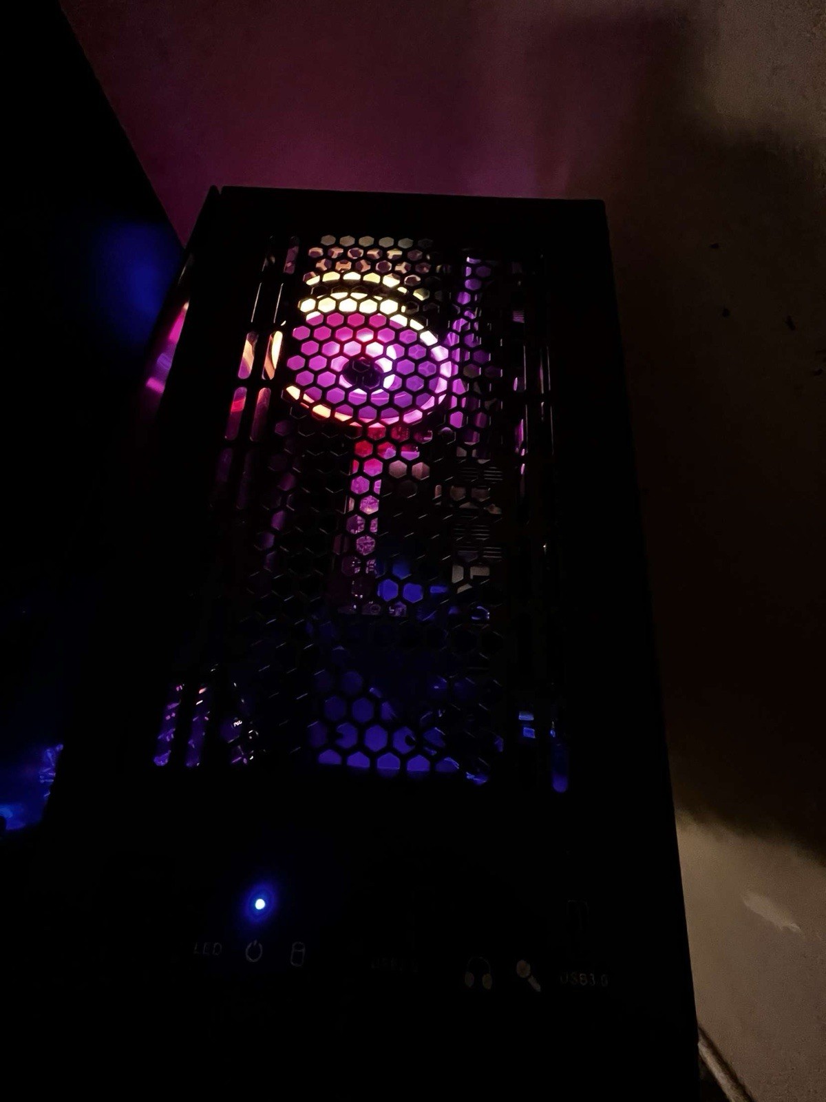 Skytech gaming pc specs: core i3 1650GTX 16gb ram 600watts power supply