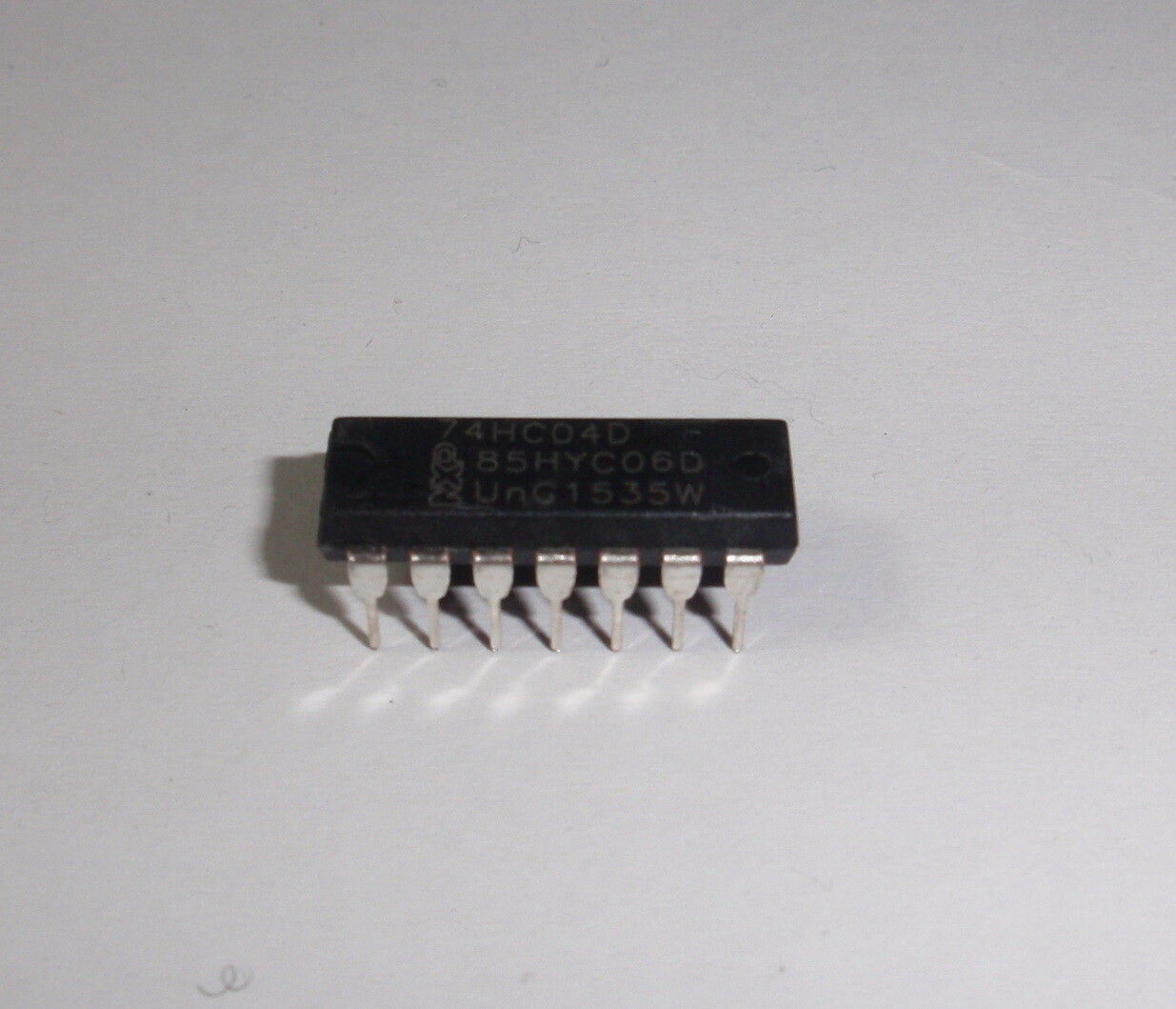 10 Pieces Hex Inverters SN74HC04 74HC04 74HC04N Hex Inverters DIP14 US Seller
