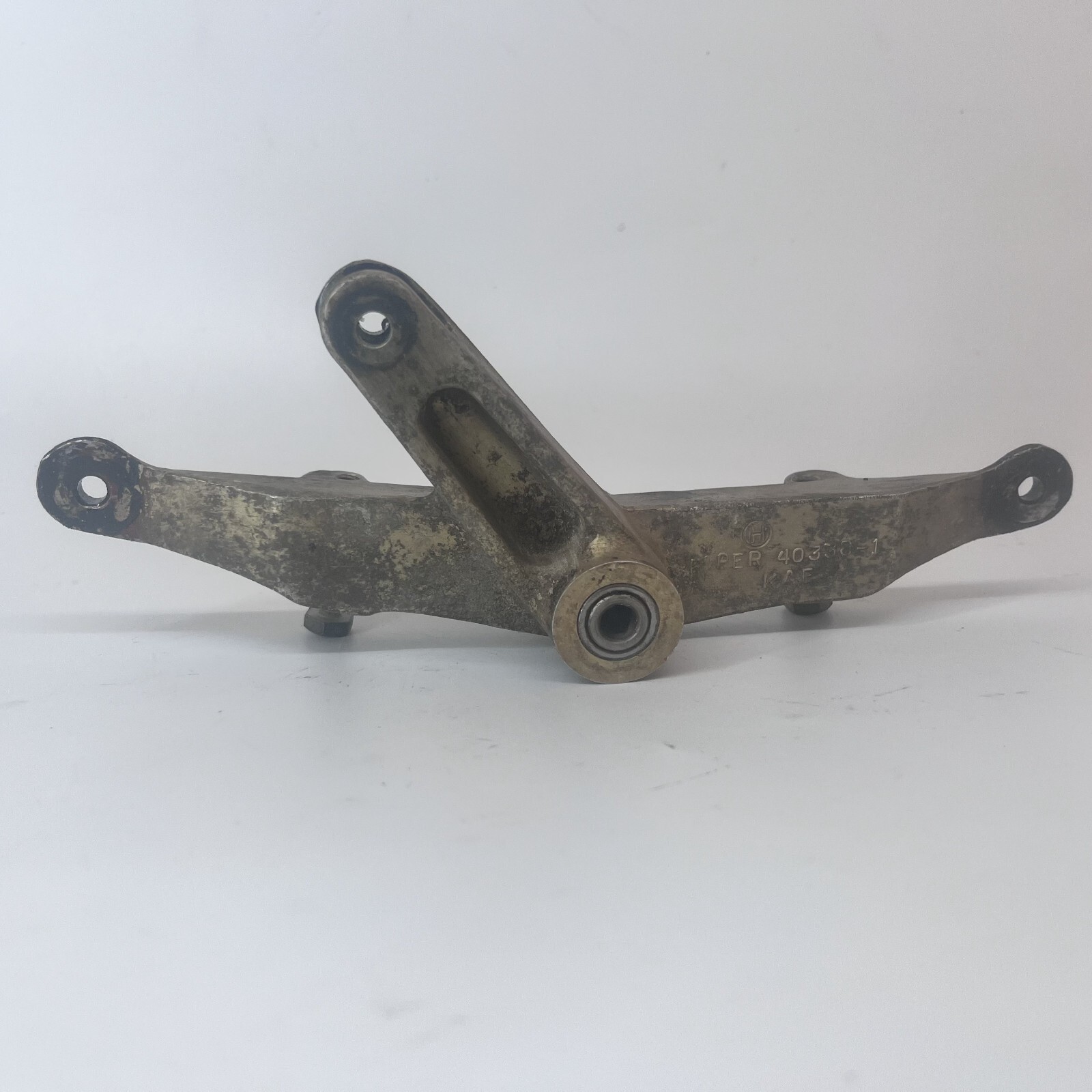 40338-1 / 40339-000 / 452 432 | Piper Cheyenne PA31T -PA31P Navajo: BELLCRANK LH