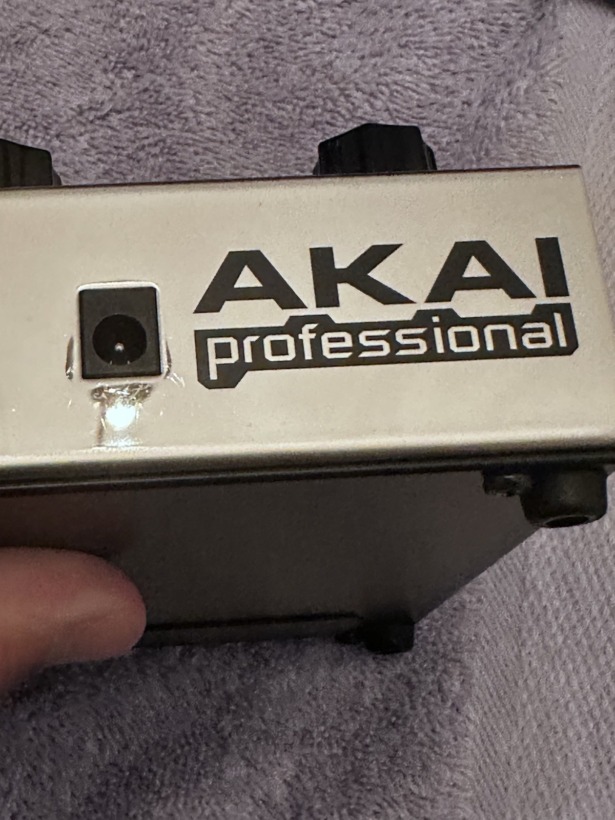 Akai “Professional” Compressor: Electric Guitar Pedal