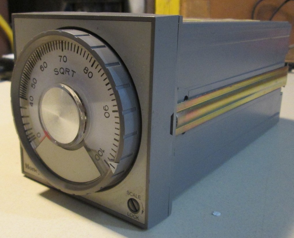 HONEYWELL DIALAPAK INDICATOR AV101AA232 120V 0-100SQRT ACTU4-20MA (WL65-1)