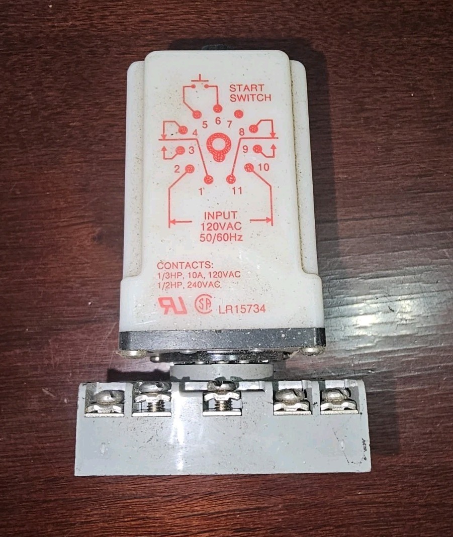 DAYTON 6X155E Solid State Time Delay Relay 3-300SEC 120VAC W/Socket 6X156E