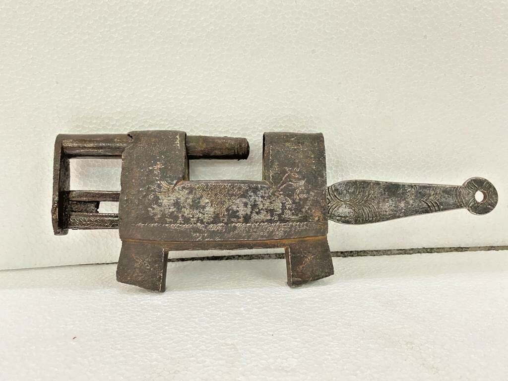 RARE OLD VINTAGE HAND-MADE IRON FINE ENGRAVED SOLID HEAVY STRIP SYSTEM PADLOCK