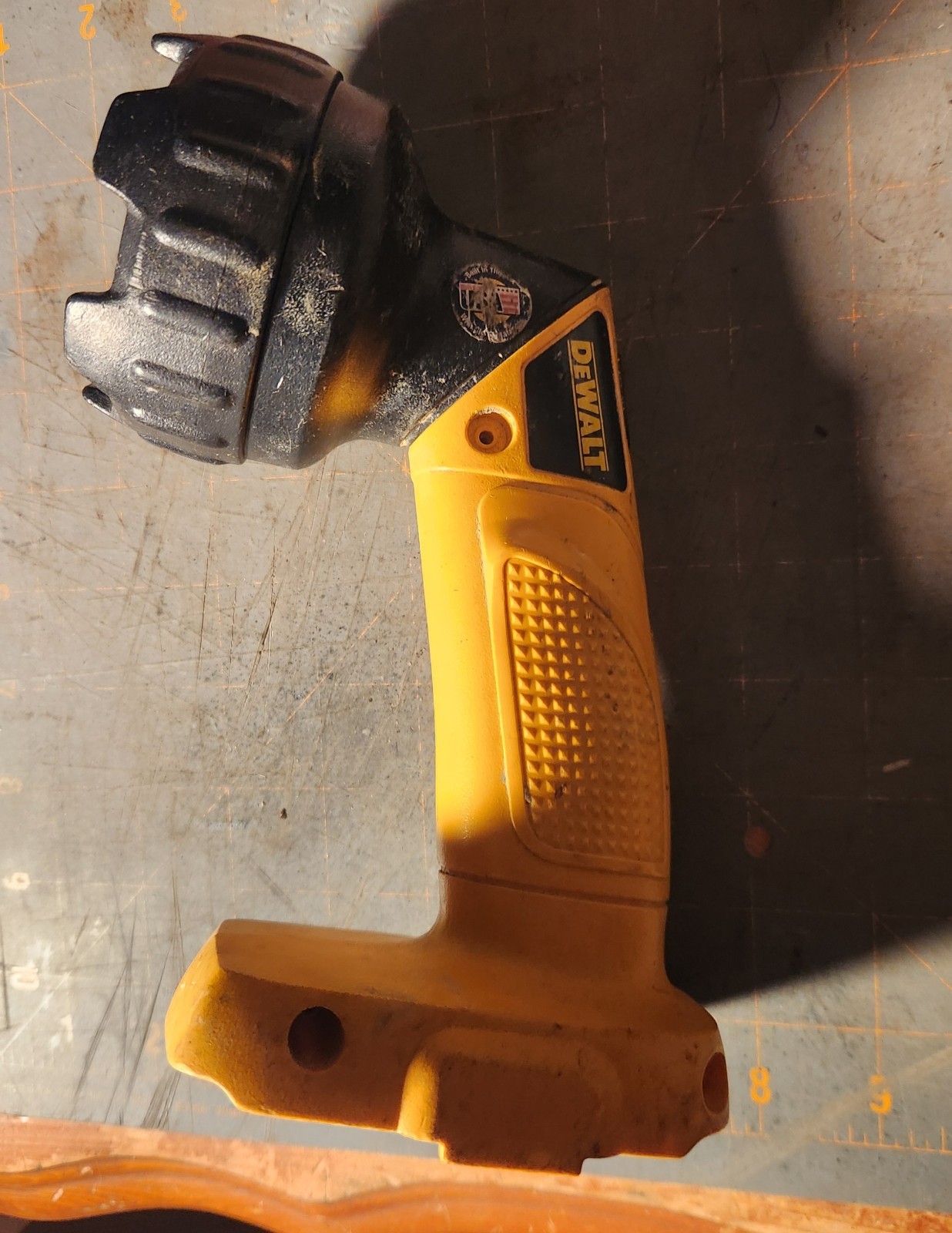 DEWALT DW908 18-Volt NiCd Pivoting Head Cordless Flashlight - Yellow