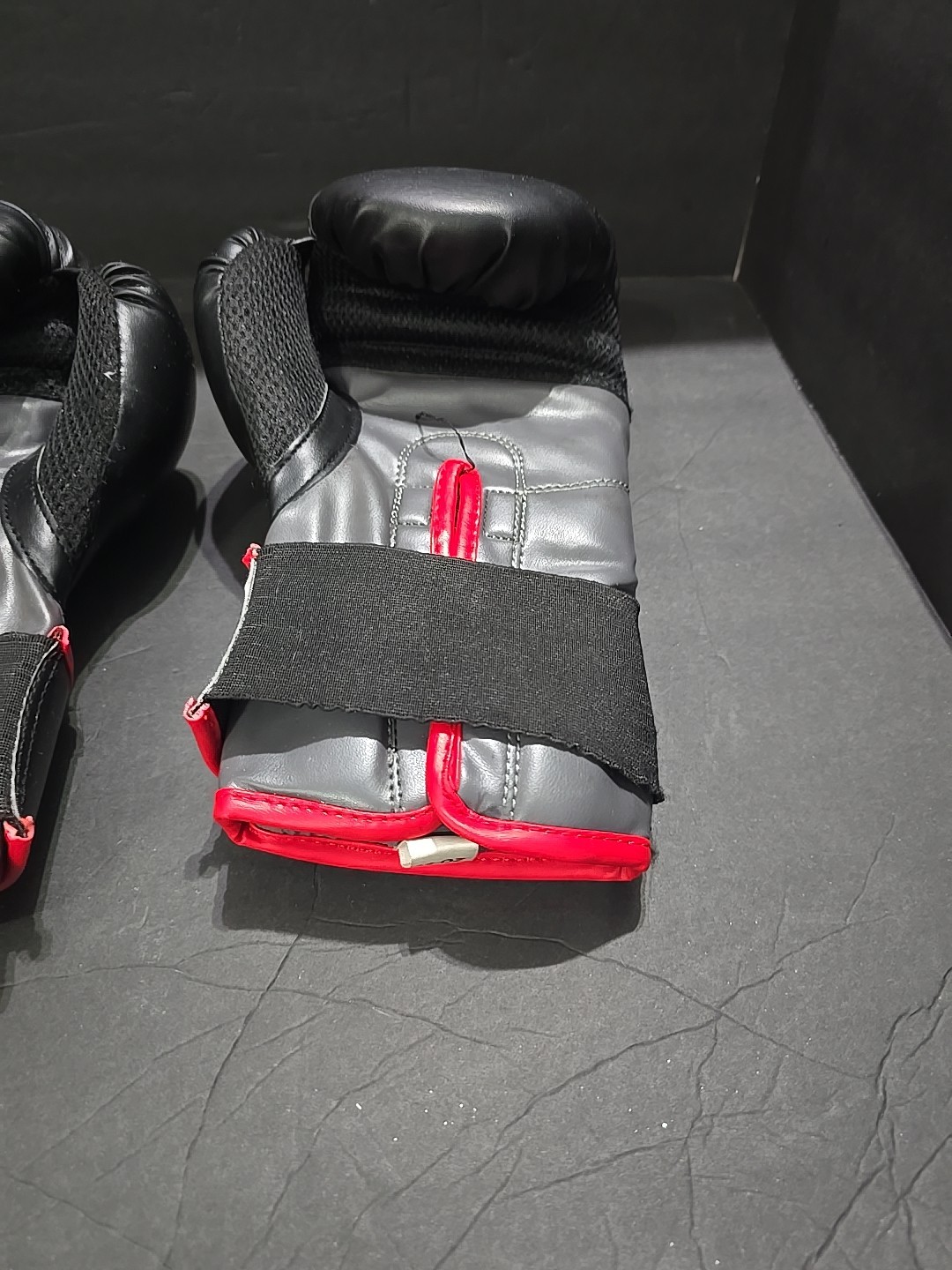 EVERLAST CORE Training Boxing Gloves Boxing Gloves (BLACK / RED) - 12oz