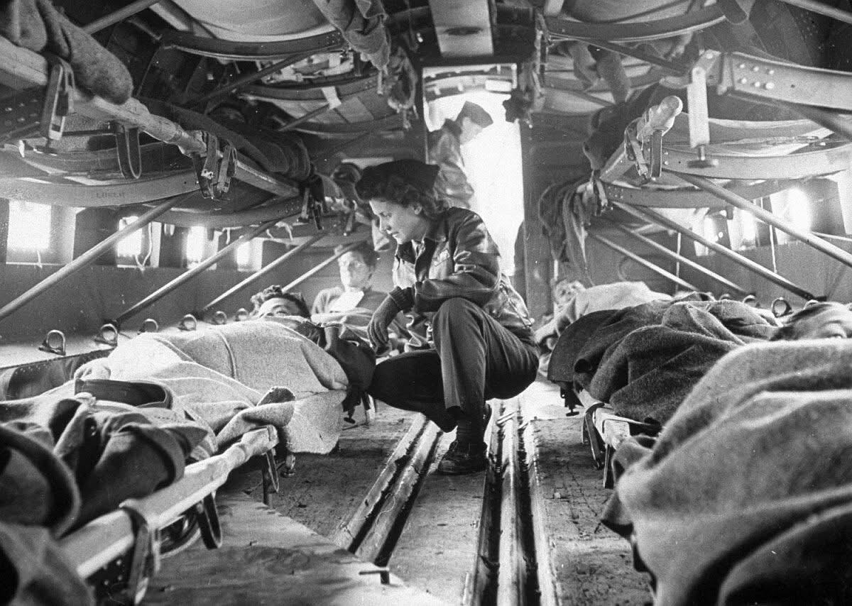 WW2 WWII Photo World War Two /  USAAF C-47 Flight Nurse 1943