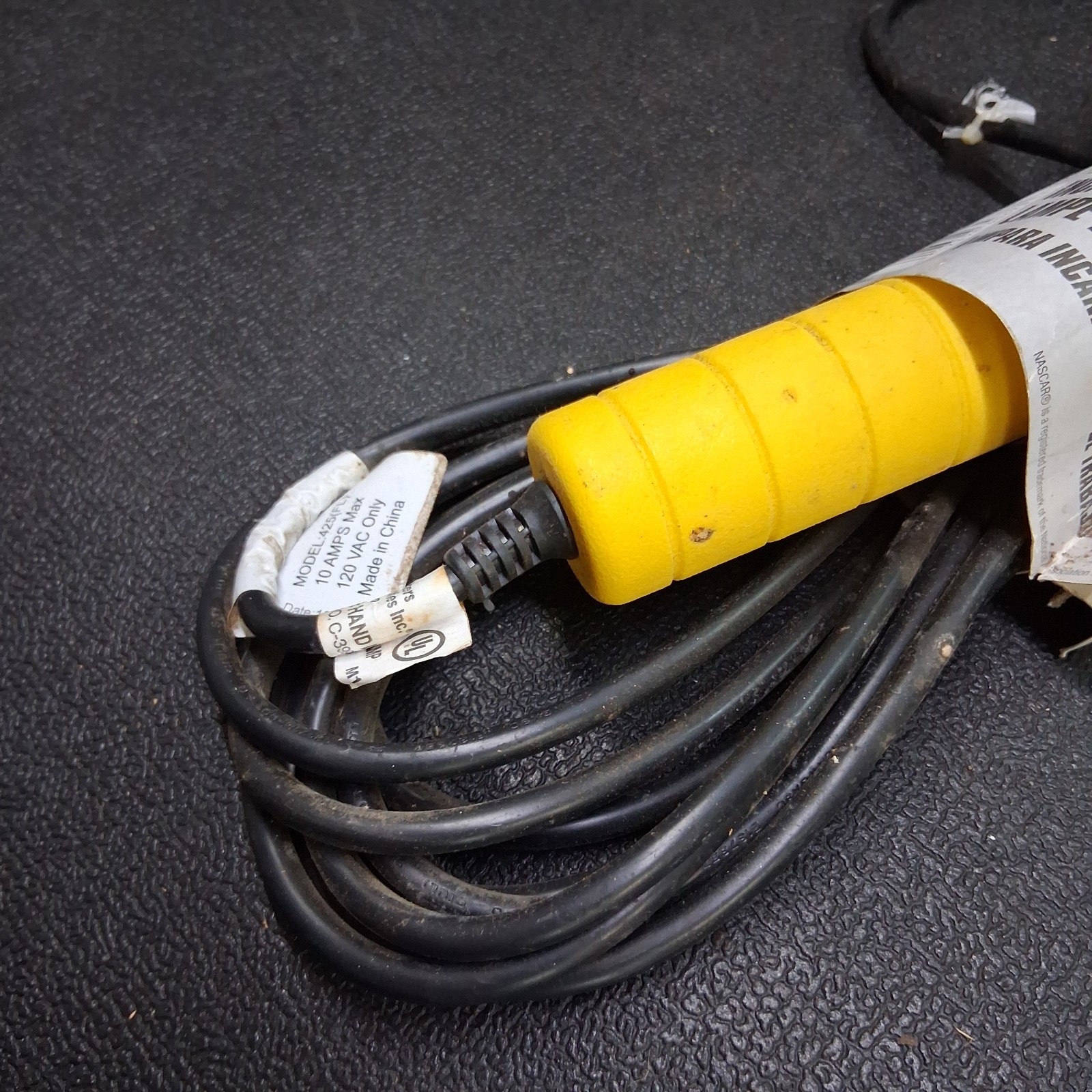 25' Bayco Model FL-425 Yellow 120vac Extension Drop Work Light
