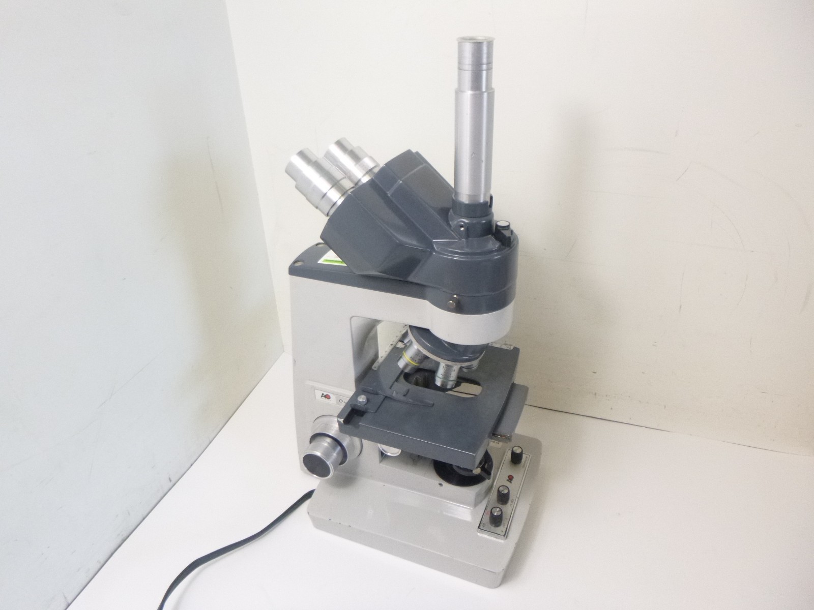 AO American Optical One-Ten MicroStar Trinocular Microscope w/ 4 Objectives