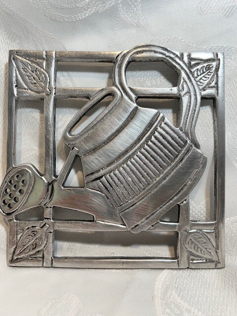 Trivet Garden Watering can 7"  from Cardinal Home made India