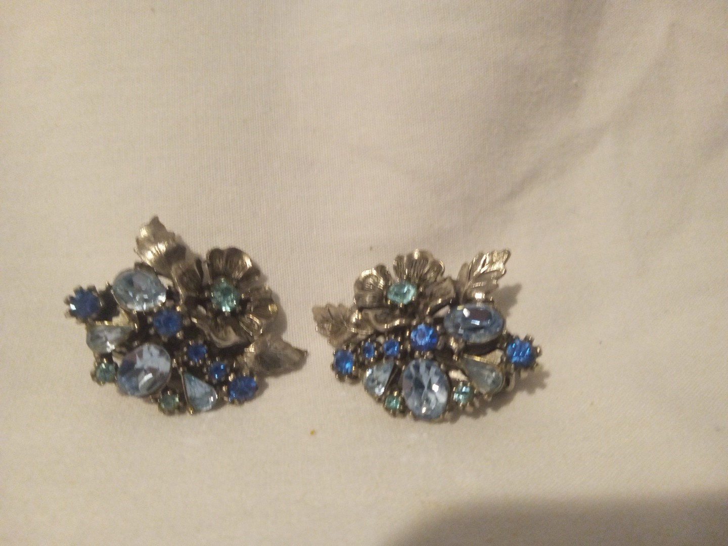 Vintage Lisner Signed Sliver Tone Blue Stone Clip On Earrings 1 1/4 Inches
