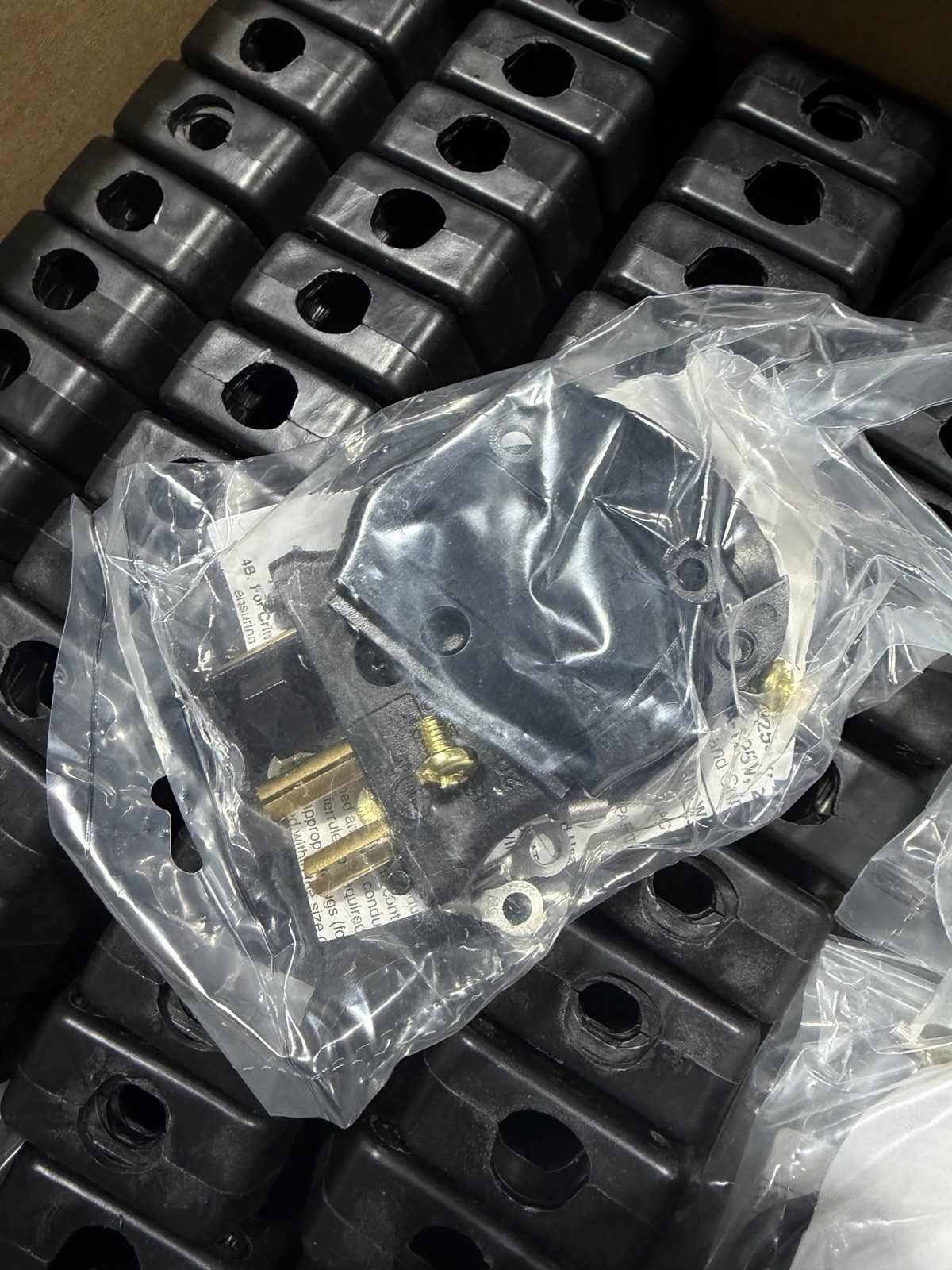 ADVANCED DEVICES MARINCO BATES 20A STAGE PIN MALE IN NEW CONDITION.