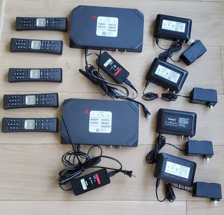 Cable Box Lot AX014ANM (2) PXD01ANI (3) CXD01ANI (1) Remotes (6), Power Supplies
