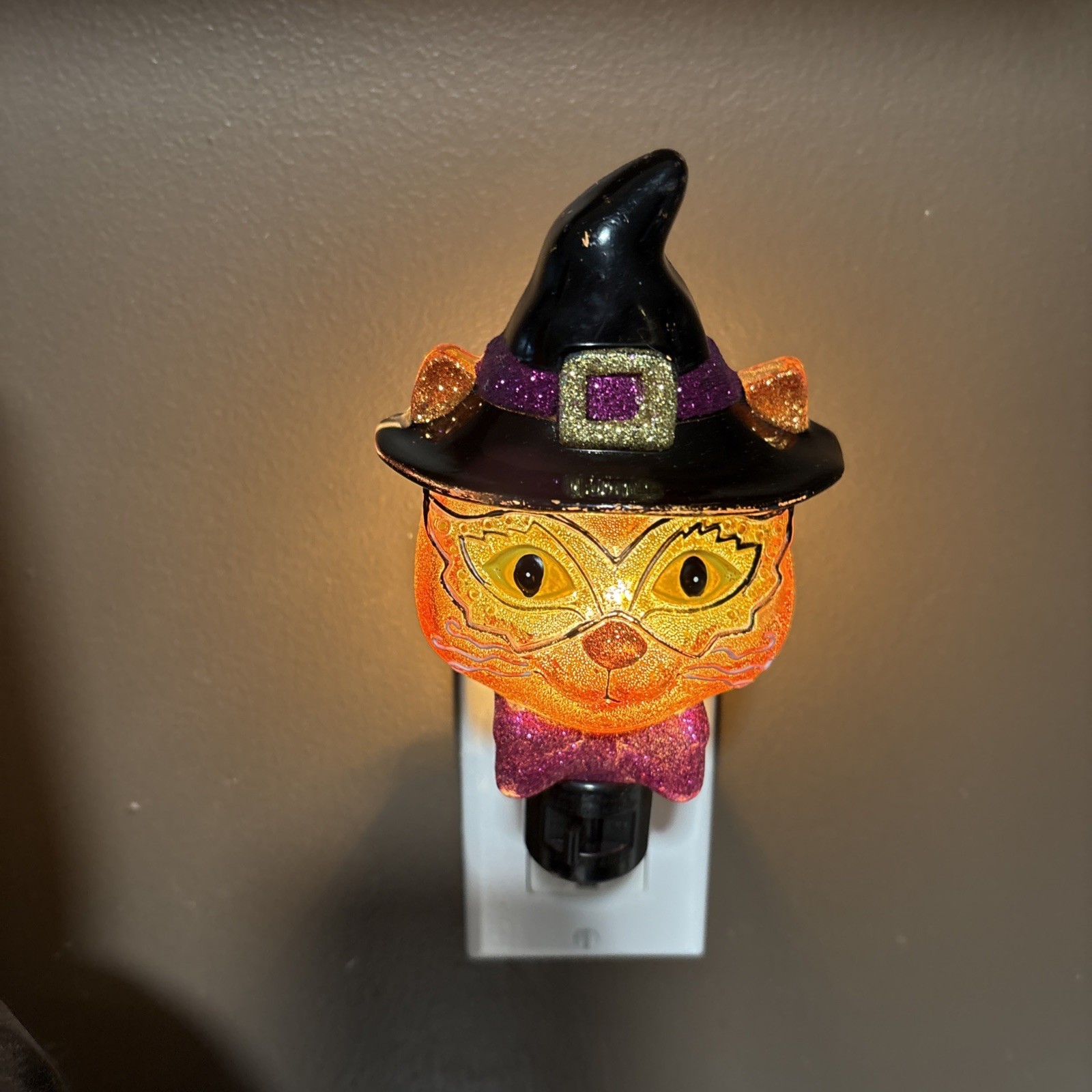 Halloween  Bewitching Cat Nightlight With Swivel Plug  Spooky