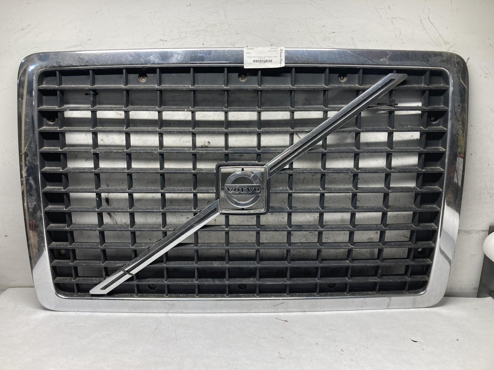 2003-2017 Volvo VNL Grille - Used | P/N 82601906