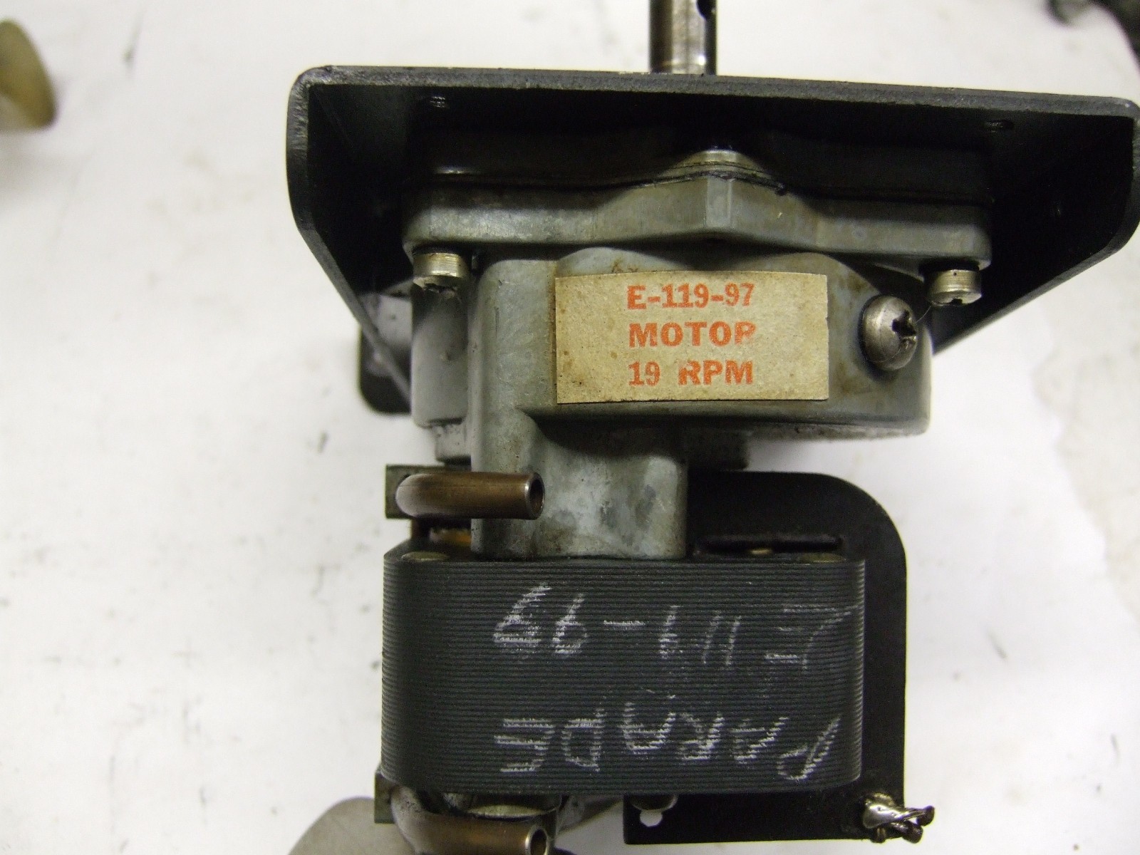 Bally bingo pinball PARADE E-119-97  MOTOR  19 rpms