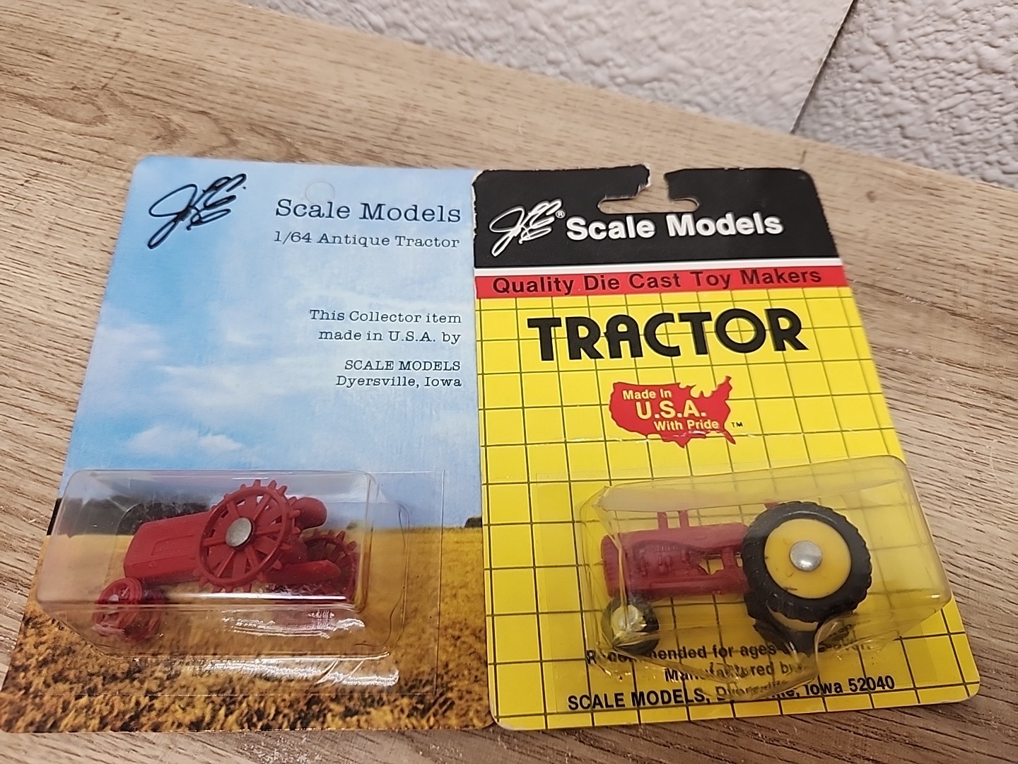 1/64 Group Of 2 Tractors Scale Models Plastic