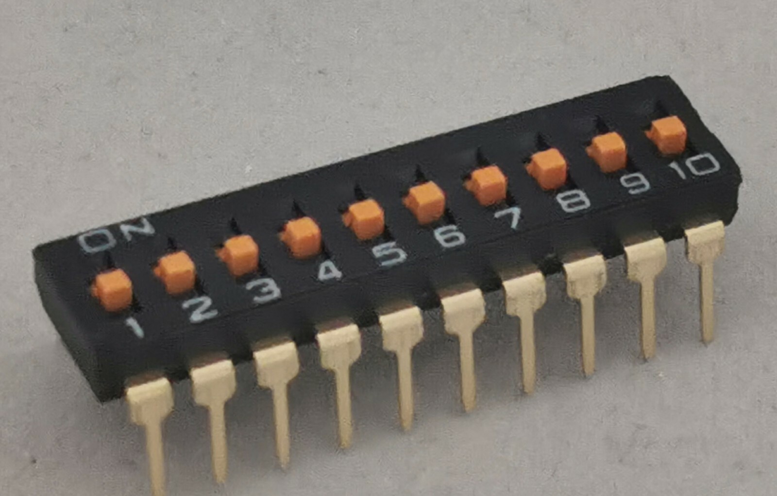 NEW A6T-0104 / A6T0104 Omron, DIP Switches 10 POS Raised Actuator