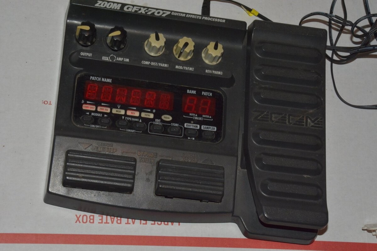 Half Works Zoom GFX-707 Guitar Effects Processor-no expression or power supply