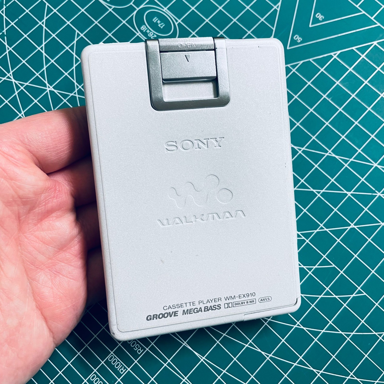 Sony EX910 Walkman Cassette Player, Rare EX White ! Tested Working !