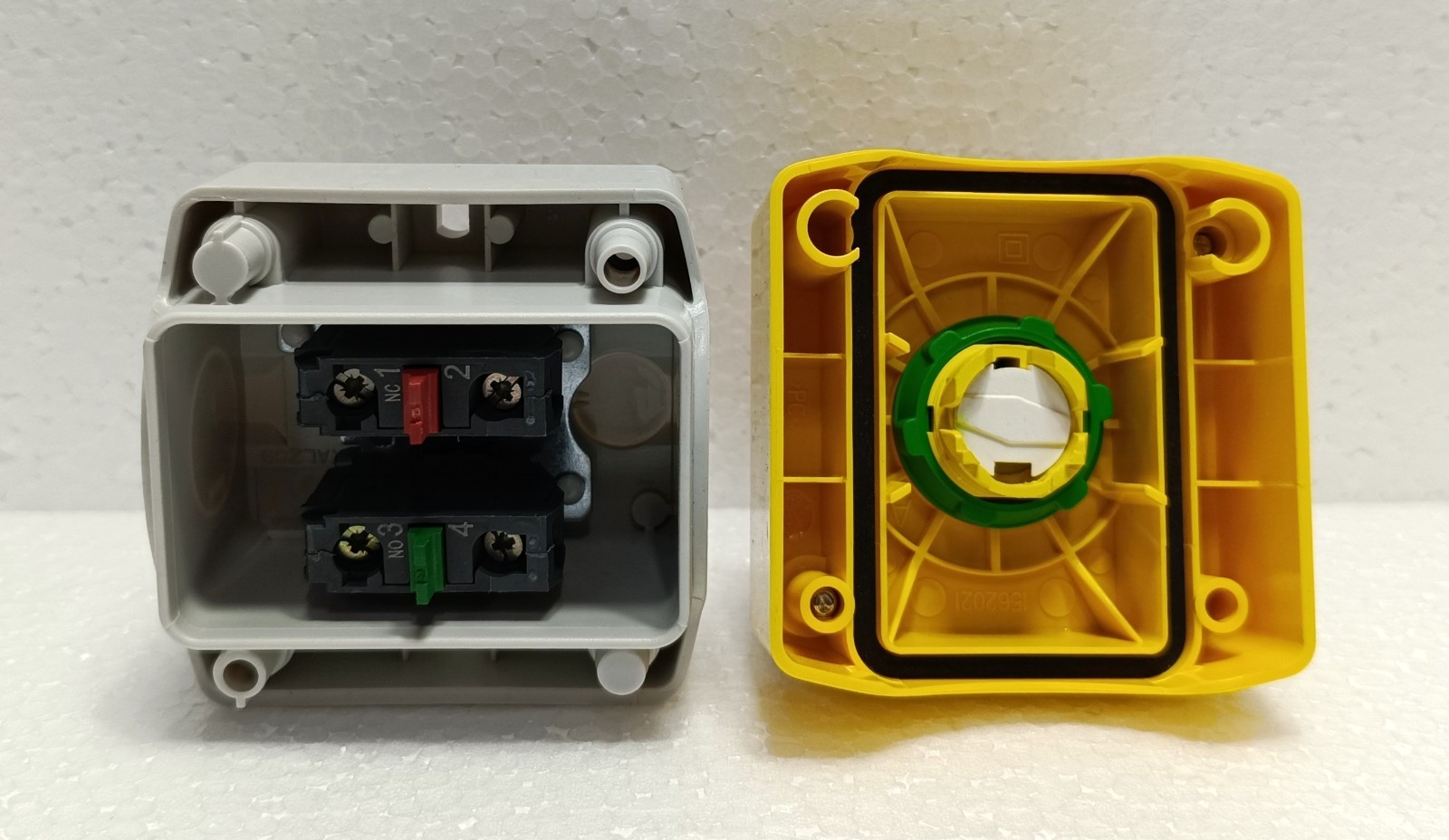 Schneider Electric XALK178E Harmony Emergency Stop Push Button Station 1pc New