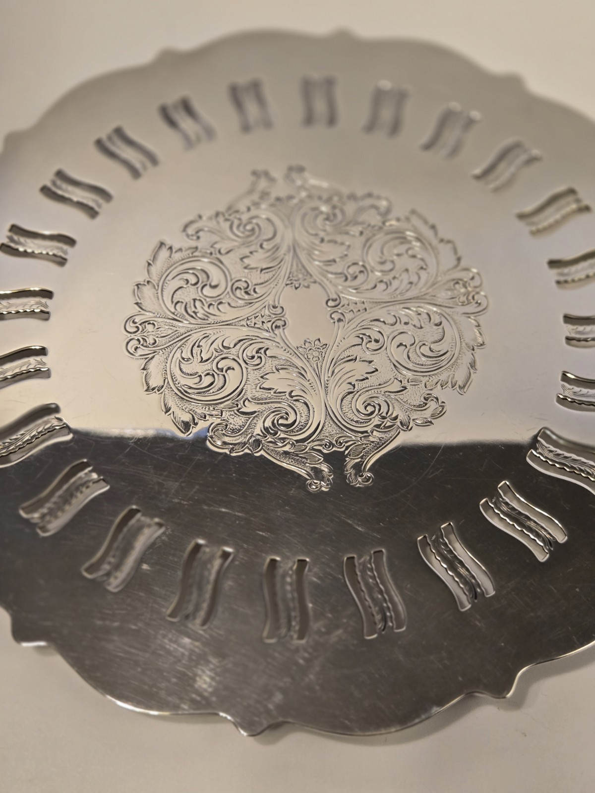 VTG Onieda 8 1/2" Silverplate Trivet 4 Footed Scolloped Edge Floral Etching