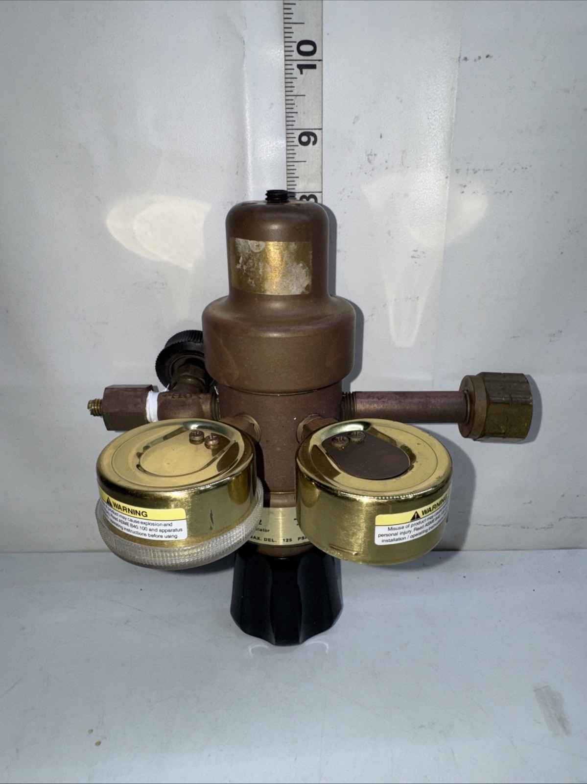 AGILENT 5183-4642 MULTI-STAGE REGULATOR. Placarded "Hydrogen”