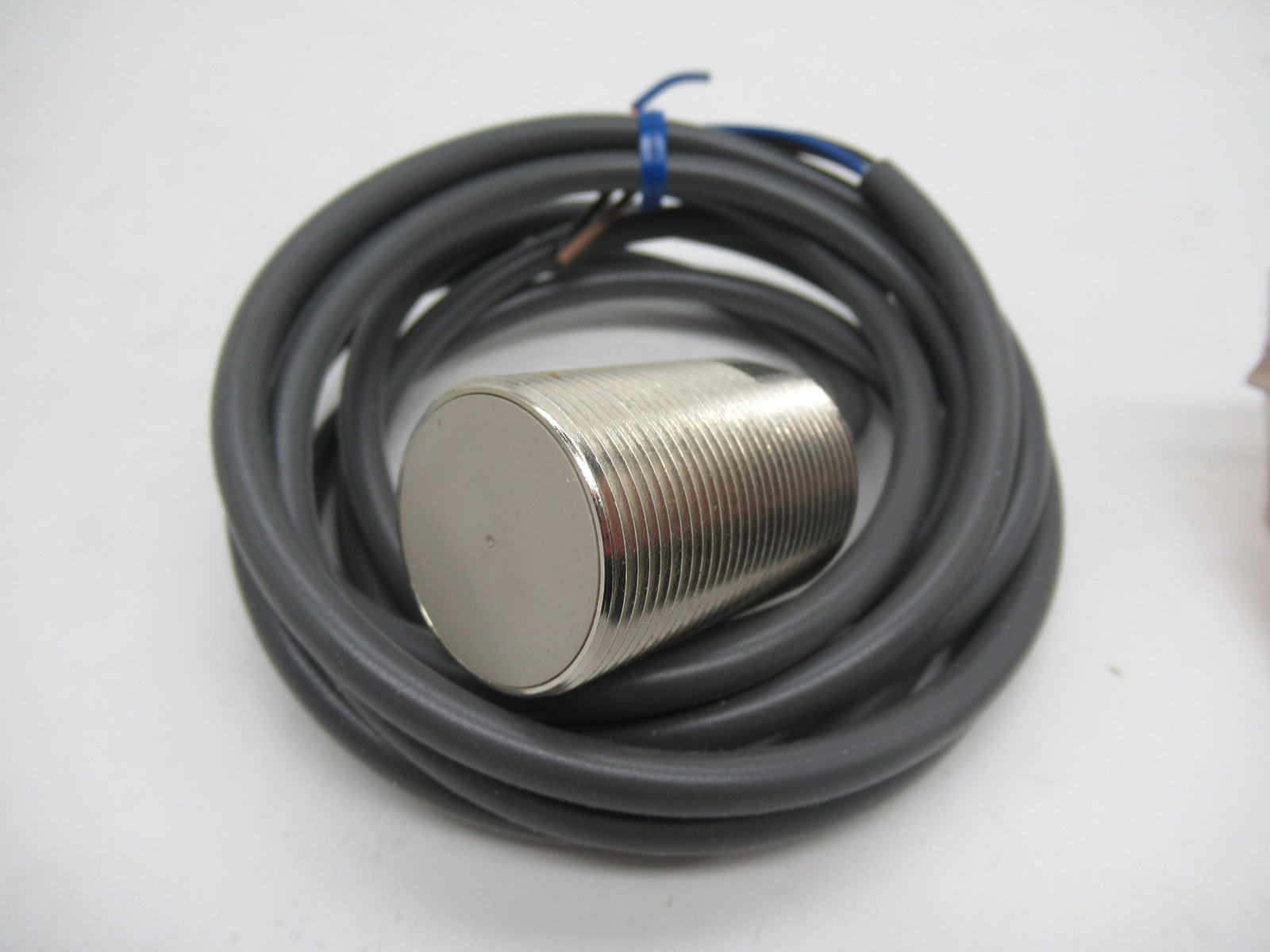 Omron E2E-X10F1 Proximity Sensor 12-24VDC 2M Cable Box Damage NEW
