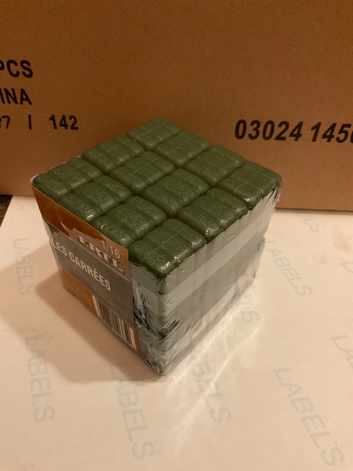 ERTL   1:16  plastic square hay bales pack of 24