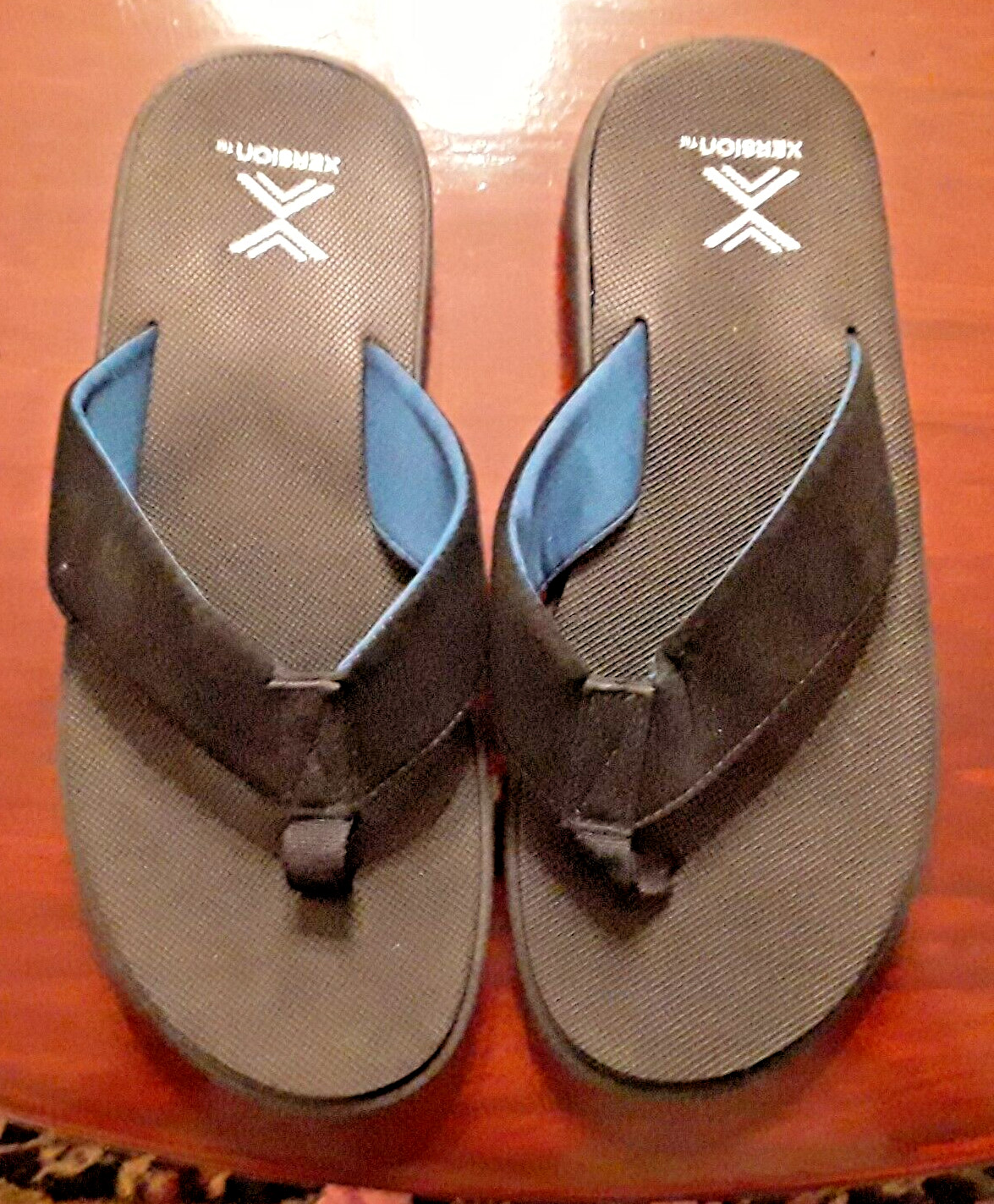 NWOT Mens Xersion black flip flops size 7-8