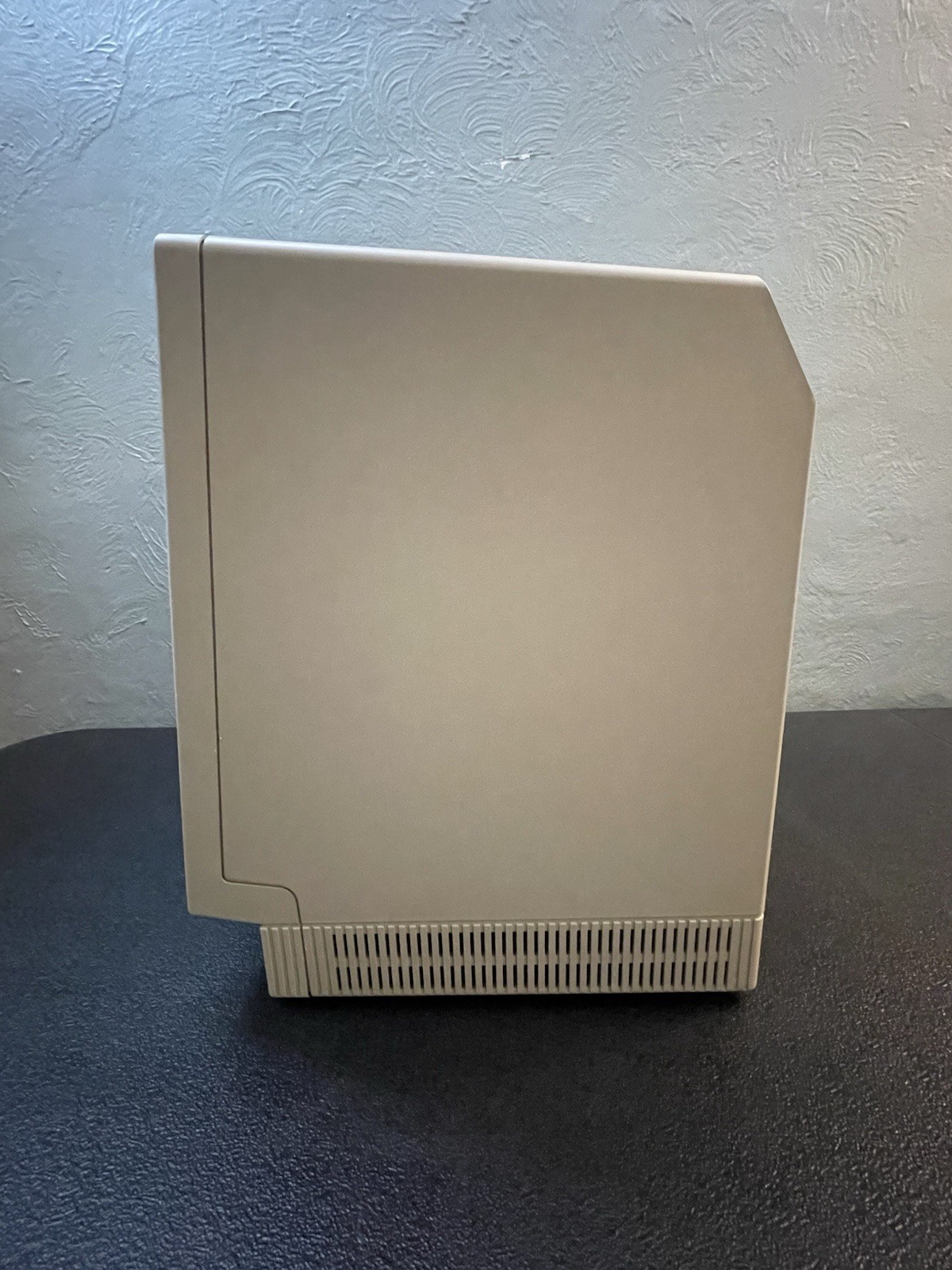 VTG Apple Macintosh SE Model M5010 Computer POWERS ON!! Fast Free Shipping!!