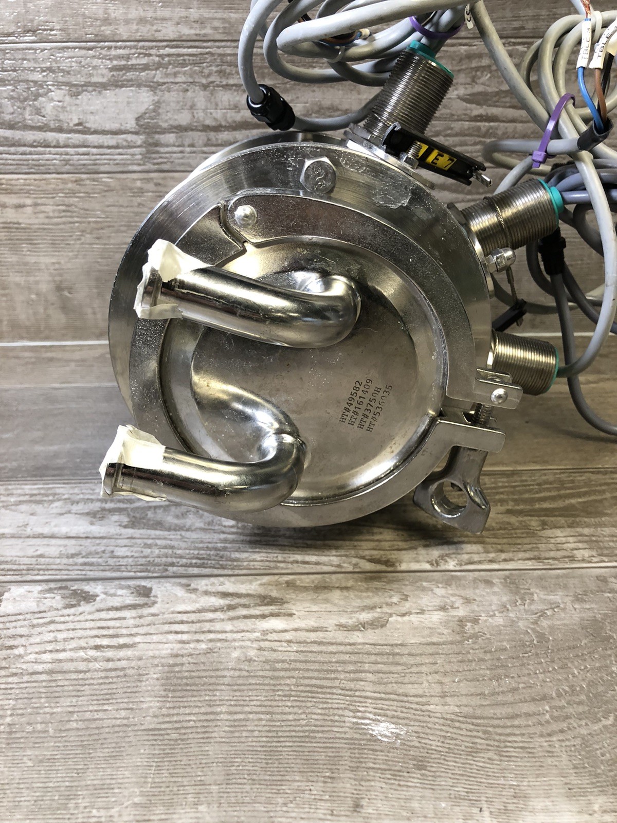 Sanitary sight flow indicator with inductive proximity sensors