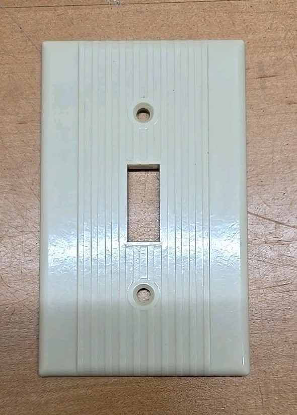 VINTAGE ART DECO LEVITON COVER IVORY RIBBED  Switch 1G BIN11-B21