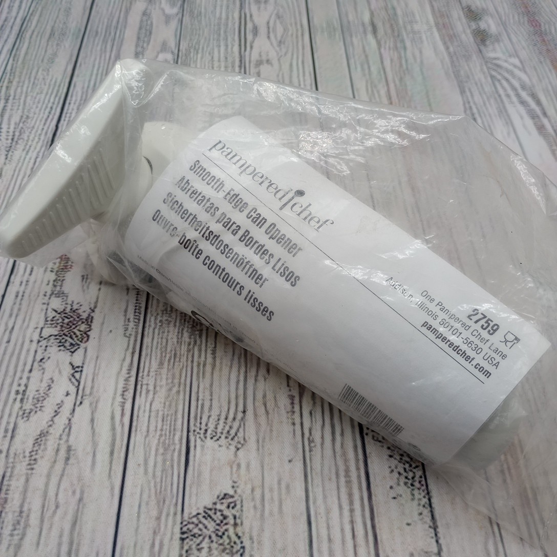 Pampered Chef Smooth Edge Can Opener #2759 White Handheld Manual Opener