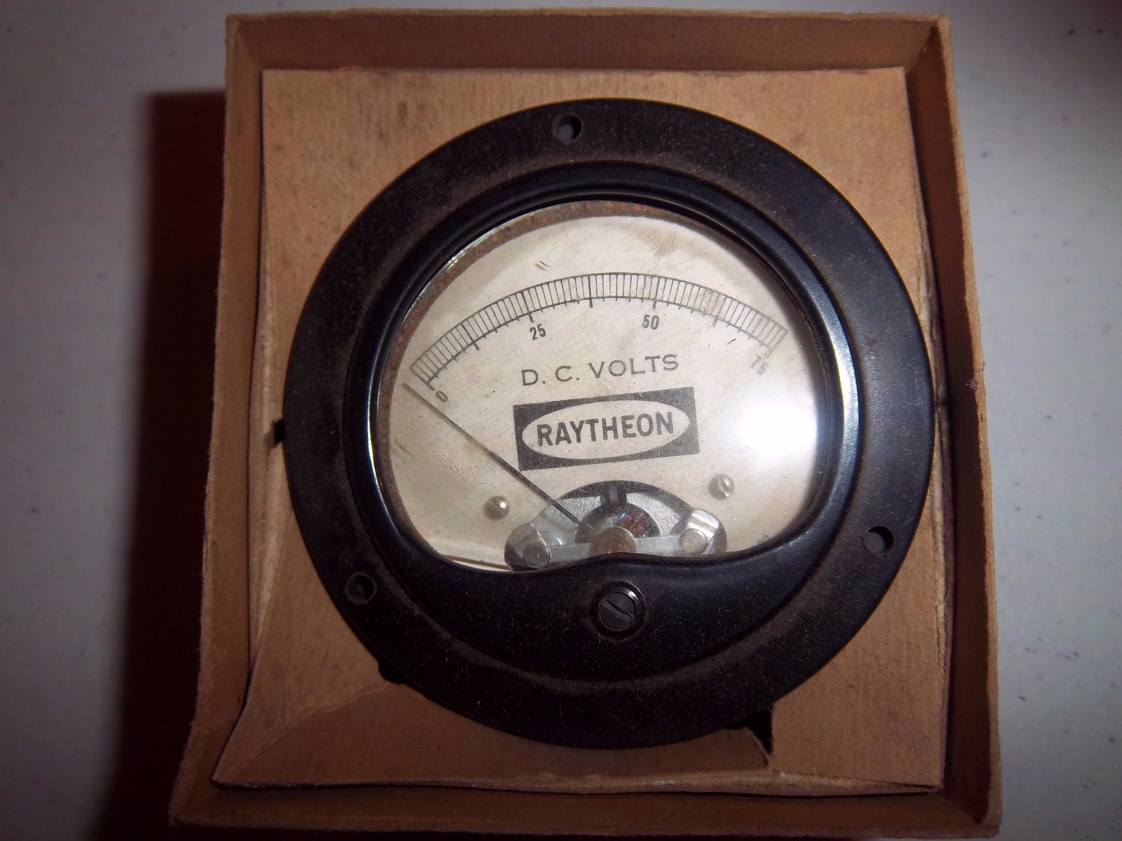 Raytheon 0-75 vdc 3 1/2" round gauge
