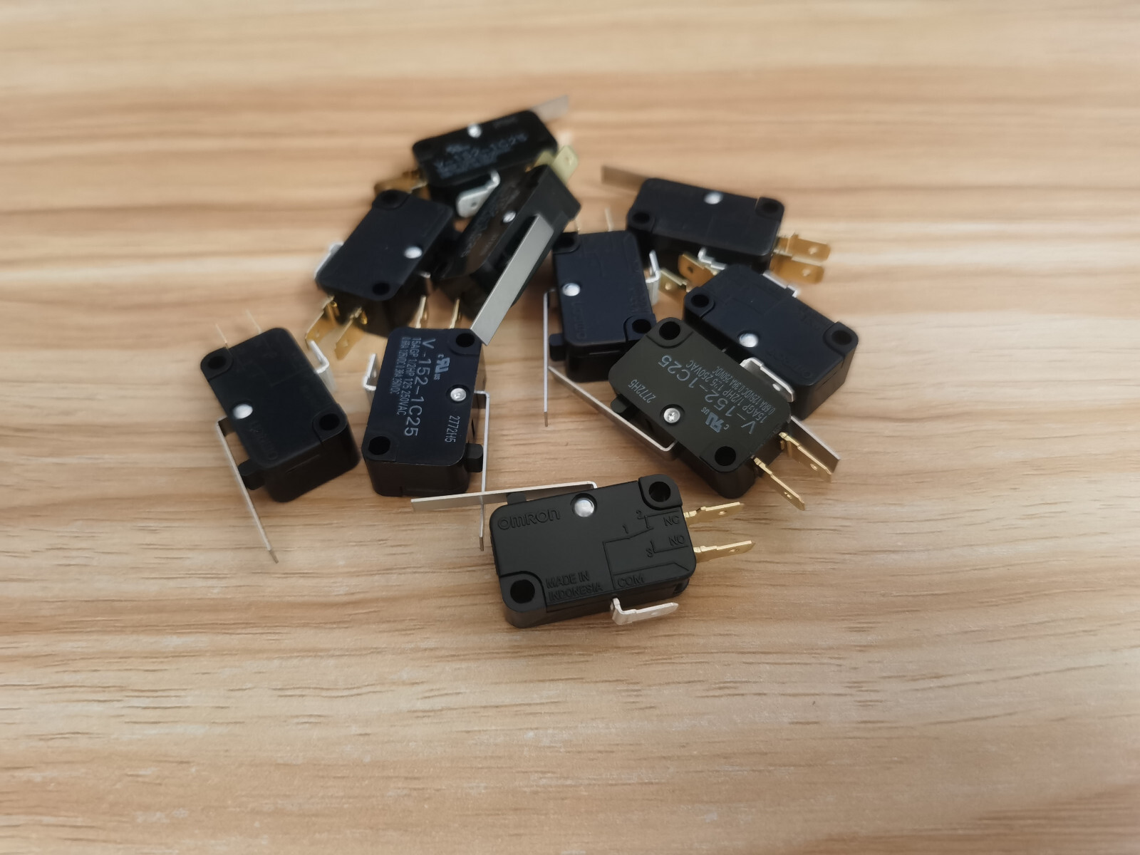 10PCS New Omron V-152-1C25 V1521C25 Microswitchs
