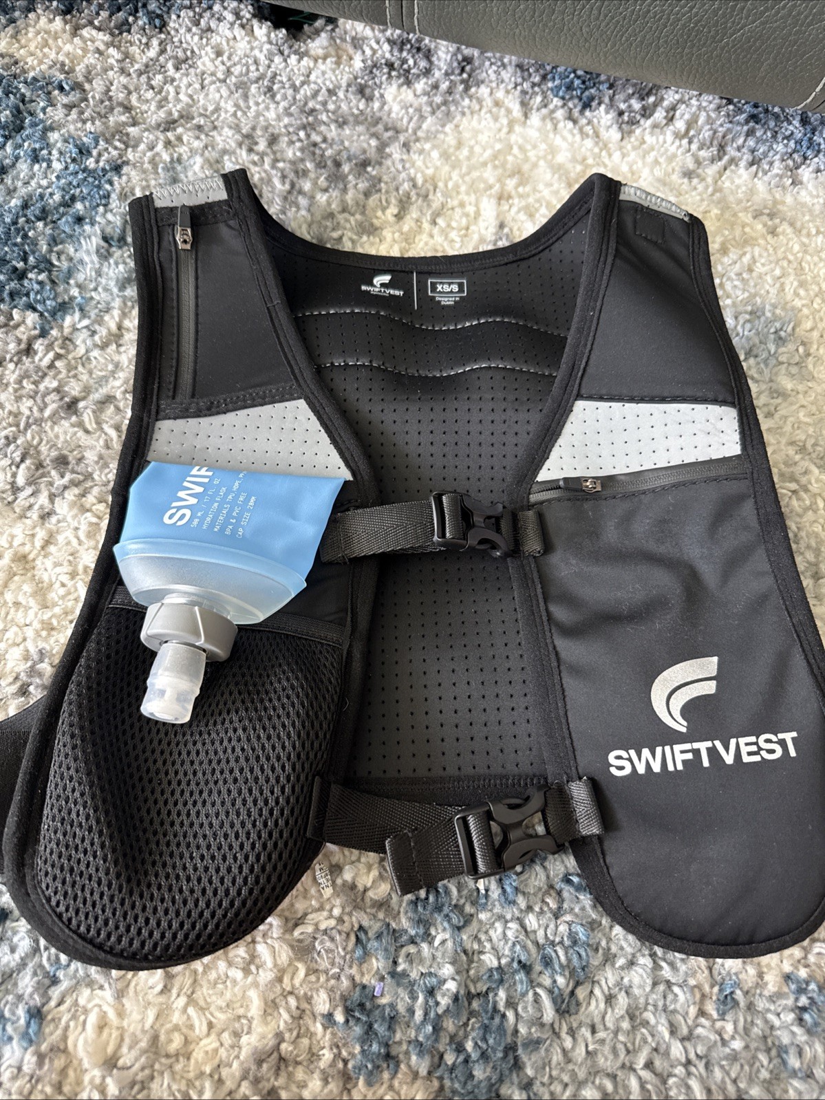 Running Vest Adult XS/S Adjustable Straps WITH Hydration Flask Pockets Black NEW