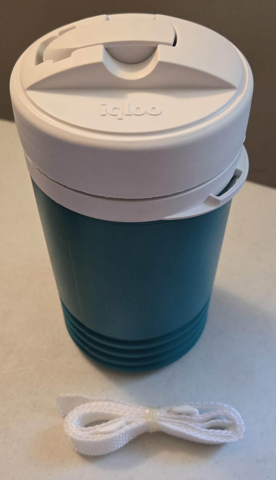 IGLOO  Water Cooler With Spout and Adjustable Strap Green Vintage 1 Quart