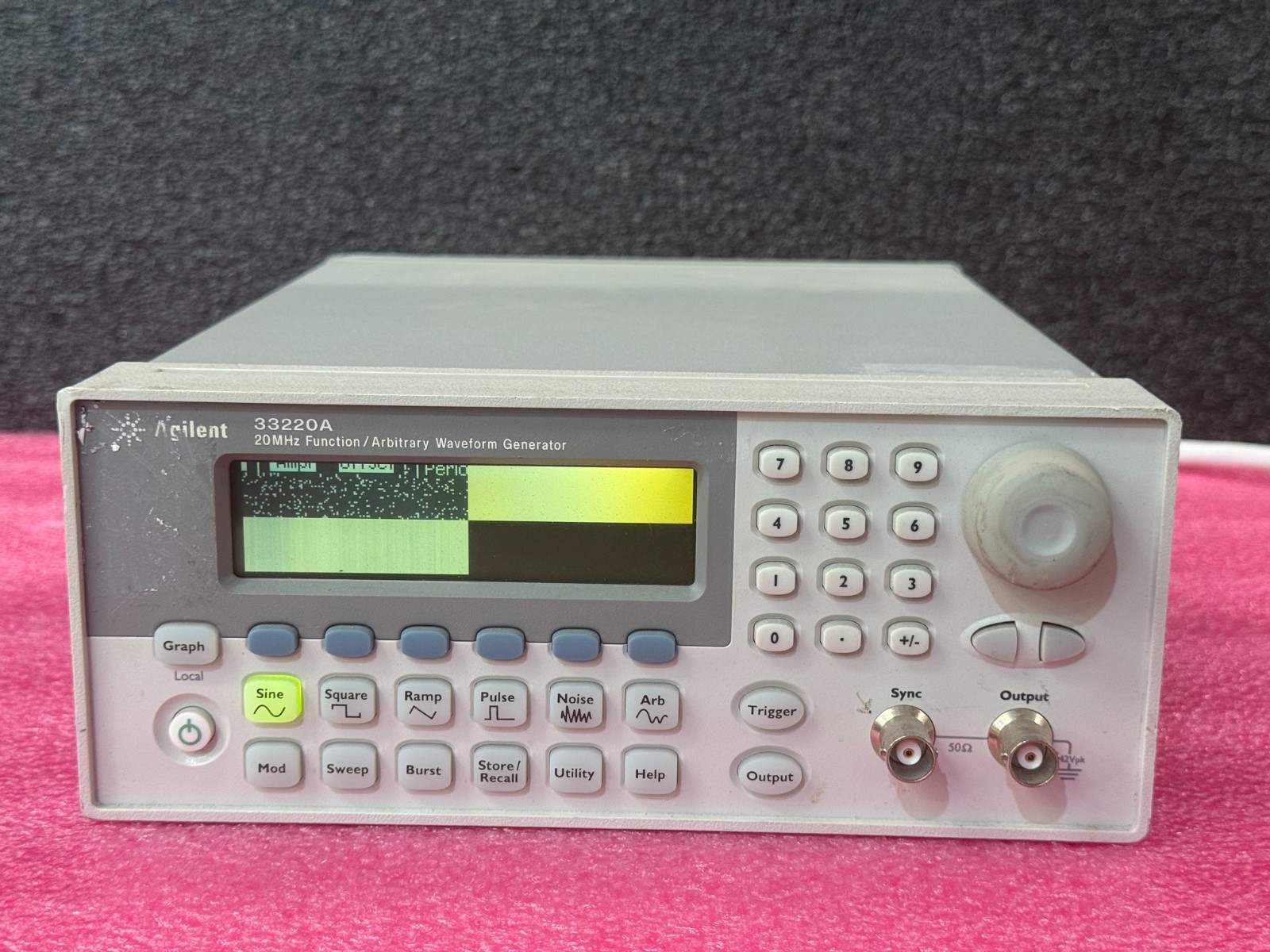 Agilent 33220A Function Generator 20 MHz — Faulty Screen — Powers On