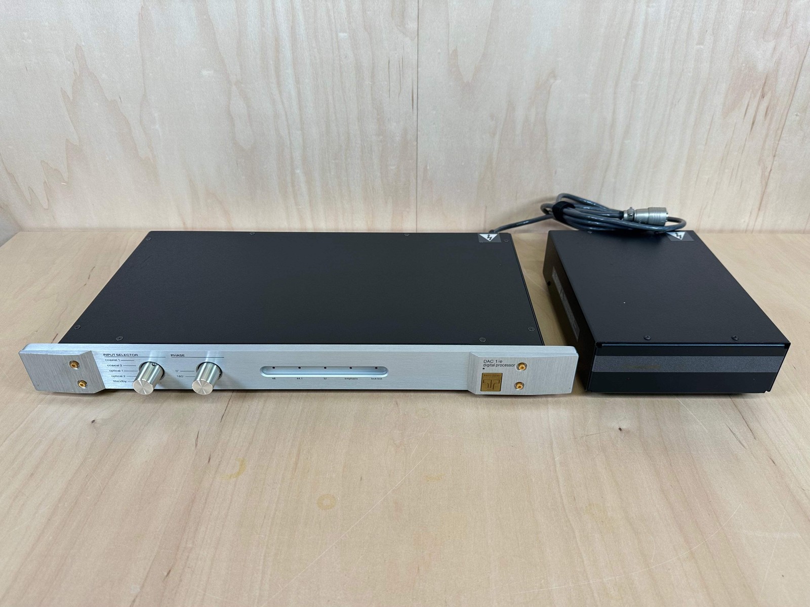 Threshold DAC 1/e Digital Processor DAC Silver w/Power Supply