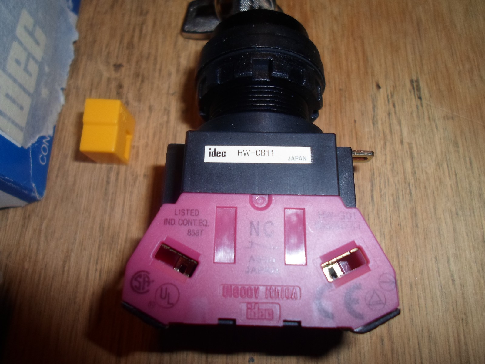 IDEC HW1K-2B11-2H KEY SWITCH 2 POSITION (NEW IN BOX)