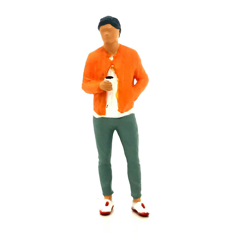 1:64 Painted Figure Mini Model Miniature Resin Diorama Sand Man Holding Drinks O